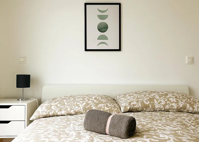 Stylish With Balcony And Parking - Near Metro *