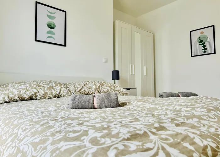 Stylish With Balcony And Parking - Near Metro